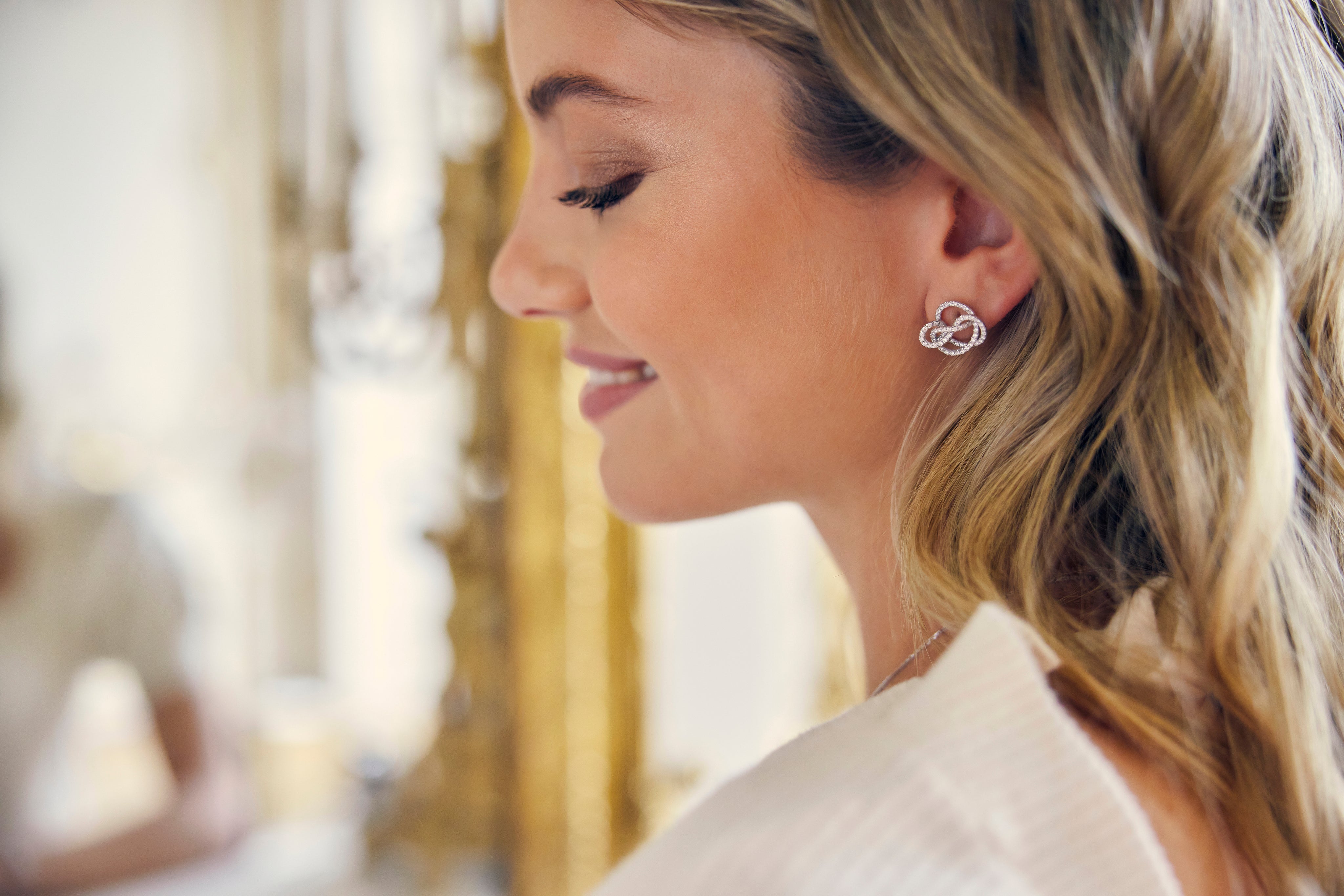 Meghan Markle porte une paire de boucles d'oreilles en diamants et perles offert par la reine en